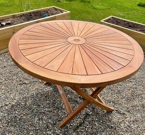 120 Sunburst Round Folding Table